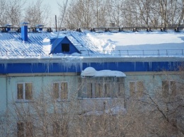 Власти Бийска напомнили УК, кто отвечает за снег и сосульки