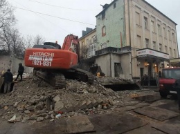 На Ленинском проспекте в Калининграде снесли незаконную пристройку у бара «Либерти» (видео)