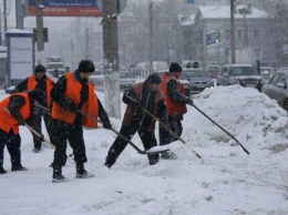 Жителей Барнаула пригласили убирать снег за 88 рублей в час