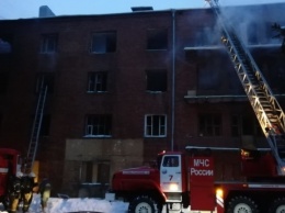 В Екатеринбурге пожарные пять часов боролись с огнем в заброшенном здании