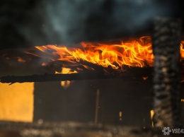 Магазин загорелся ночью в Кемерове