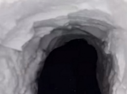Барнаульцы выкопали в снегу 7-метровый тоннель, чтобы войти в гараж