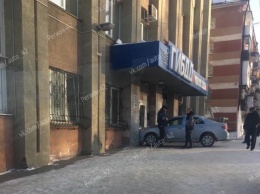 Кемеровский автолюбитель попытался заехать в отделение ГИБДД на машине