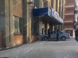 Водитель не виноват: в ГИБДД прокомментировали столкновение автомобиля со зданием в Кемерове
