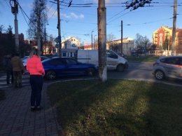 На ул. Леонова собралась пробка из-за ДТП рядом с кольцом (фото)