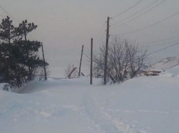«Бабушку несли на палатке». Жители алтайского поселка просят почистить снег