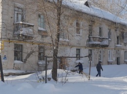 В опасном аварийном доме в Барнауле осталась только одна семья