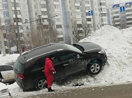 В Барнауле внедорожник взлетел и врезался в сугроб