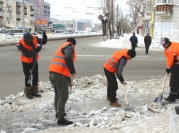 Барнаульские власти вывели на уборку снега отряд бесплатной рабсилы из числа осужденных