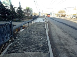 Пешеходную часть моста по ул. Толстого в Симферополе так и не доделали, - ФОТО