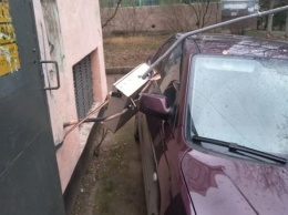 В Симферополе на припаркованный у дома автомобиль упал электрощит, - ФОТО