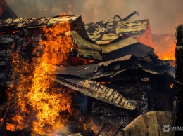 Огонь охватил 1 000 кв. м в гаражном боксе кузбасского поселка