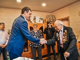Глава Приамурья вручил ветеранам медали 75-летия Победы