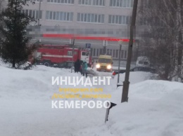 Автомобили пожарных и скорой помощи возле университета напугали кемеровчан