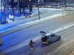 Эпотаж: Автомобиль "Ока" проехал по проспекту Ленина в Петрозаводске, буксируя за собой лыжника