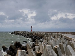 Затонувшую у пляжа в Балтийске баржу обещают поднять к сентябрю