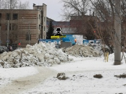 Барнаульцы наткнулись на очередную свалку снега посреди благоустроенной аллеи