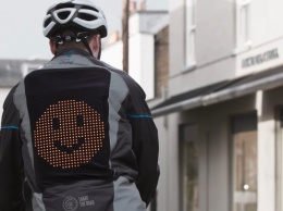 Тренд-2020: необычная эмодзи-куртка с экраном входит в моду