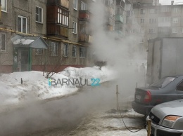 Барнаульский двор залило горячей водой