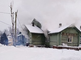 В карельском городе пожарные более восьми часов боролись с огнем в одноэтажном доме