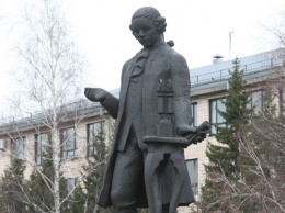 Памятник Ивану Ползунову в Барнауле оснастили подсветкой