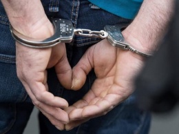 В Югре ранее судимый мужчина украл алкоголь из магазина, угрожая товароведу топориком