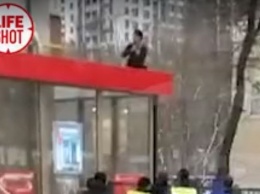 Мужчина с ножом залез на козырек московского магазина