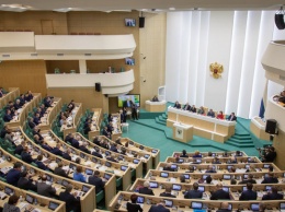 Сенаторы предложили закрепить в КоАП РФ ответственность за парковку на газонах