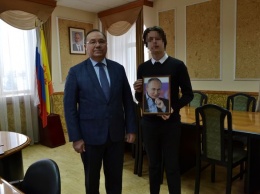Путин подарил чебоксарскому школьнику свой портрет с автографом