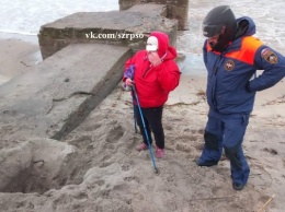 В Зеленоградске спасателям пришлось вызволять из ямы на пляже пенсионерку (фото)