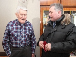 Александр Романенко вручил медали ветеранам ВОВ села Краснощеково