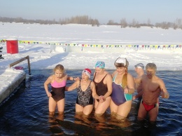 Алтайские моржи собрали посылку со снегом для москвичей