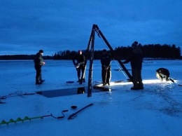 Эхо трагедии: водолазы подняли со дна Онежского озера снегоход погибших рыбаков