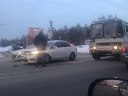 ДТП с маршруткой парализовало движение на проспекте в центре Кемерова