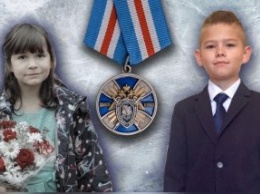 Председатель СК РФ Александр Бастрыкин отметил медалями двух юных героев