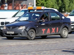 В Озерске пассажир разбил машину таксисту, который отказался везти его домой