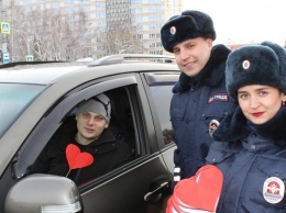 Барнаульские полицейские подарили водителям и пешеходам «валентинки»