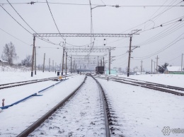 Грузовой поезд врезался в легковушку на железнодорожном переезде в Кузбассе