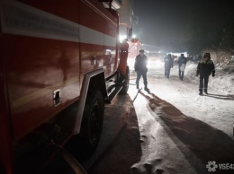 Три автомобиля пострадали в ночном пожаре в Мариинске