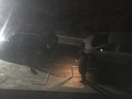 Оконная рама в благовещенской многоэтажке упала на припаркованные авто