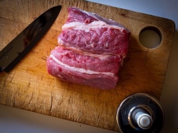 Продавщица мяса воткнула разделочный нож в голову "подозрительного" омича