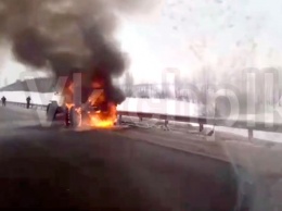 Дорожный грейдер загорелся на междугородней трассе в Кузбассе