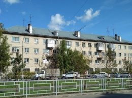 Барнаульская УК требует от жильцов многоэтажки «расстеклить» балконы ради ремонта фасада