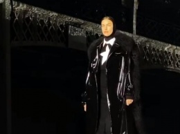 Ирина Шейк в лаковом плаще с мехом стала звездой модного показа в Лондоне