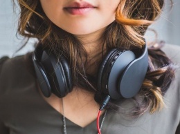 Эксперты по этикету предложили запретить россиянам слушать музыку без наушников