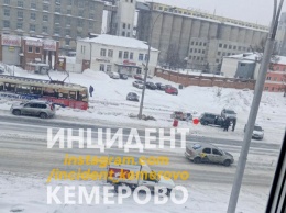 Легковушка с прицепом встала на трамвайные пути после столкновения с иномаркой в Кемерове