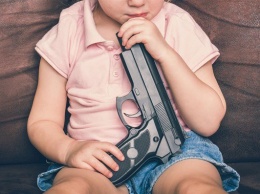 В Симферополе 6-летняя девочка выстрелила себе в голову из пистолета отца