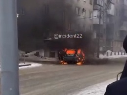 Посреди улицы в Барнауле дотла сгорел автомобиль