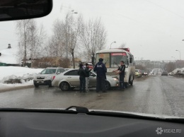 Маршрутка протаранила легковой автомобиль у моста Кемерове