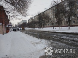 Кемеровская улица ушла под воду из-за прорыва трубы